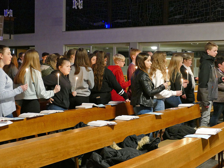 Firmvorbereitung mit Tauferinnerungsgottesdienst in St. Maria, Wolfhagen (Foto: Karl-Franz Thiede)